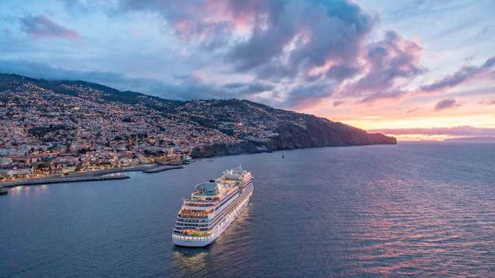 Kreuzfahrtschiff von AIDA Cruises vor Madeira bei Sonnenuntergang Kreuzfahrtschiff von AIDA Cruises auf dem Meer vor der Küste von Madeira bei Sonnenuntergang