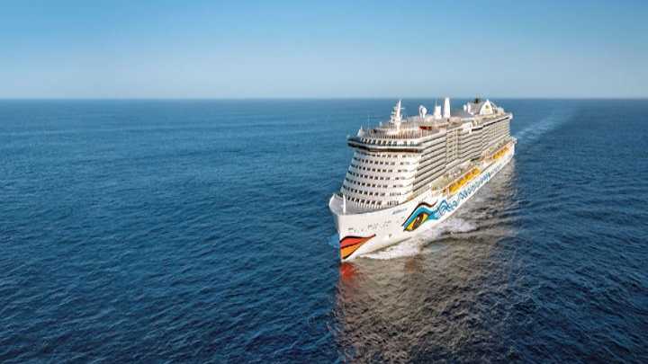 Kreuzfahrtschiff AIDAnova auf offener See Kreuzfahrtschiff AIDAnova von AIDA Cruises fährt auf offener See unter blauem Himmel