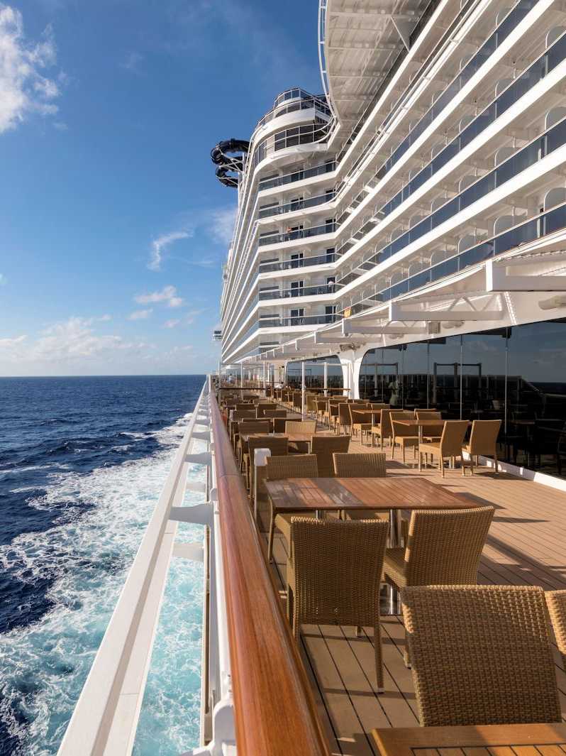 Luxuriöse Außenbereiche an Bord der MSC Seaside – MSC Kreuzfahrten buchen MSC Seaside Kreuzfahrtschiff mit Außenbereich und Blick auf das Meer