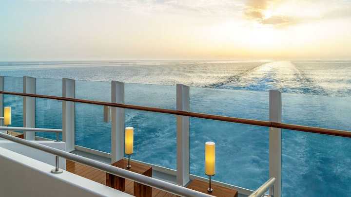 Sonnenuntergang auf dem Deck eines AIDA Cruises Schiffes Blick von einem Deck eines AIDA Cruises Schiffes auf das Meer bei Sonnenuntergang