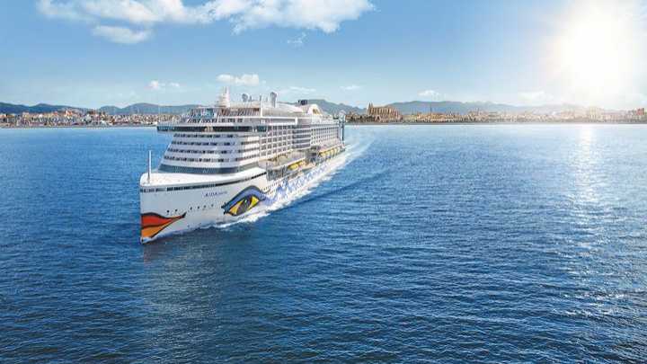 Kreuzfahrtschiff von AIDA Cruises vor der Küste von Mallorca Kreuzfahrtschiff von AIDA Cruises fährt auf das sonnige Mallorca zu, im Hintergrund die Küste und die Kathedrale von Palma