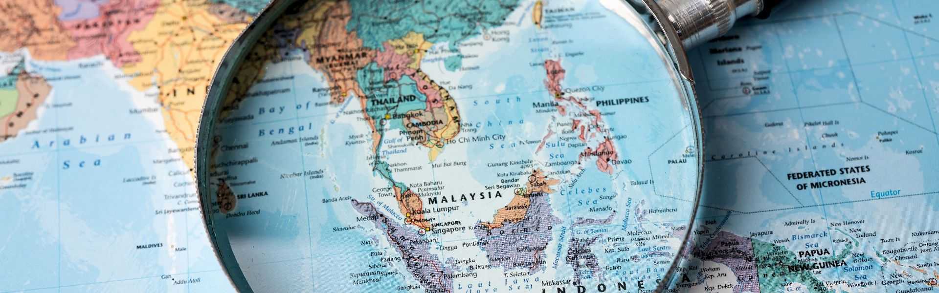 Karte von Südostasien mit Lupe auf Malaysia, Singapur und Thailand