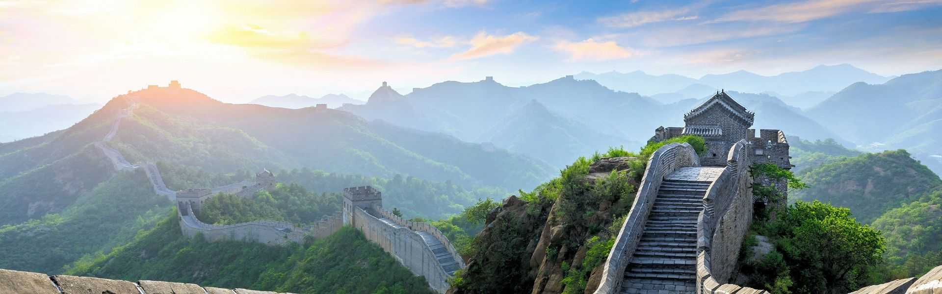 Die Chinesische Mauer in malerischer Landschaft bei Sonnenaufgang
