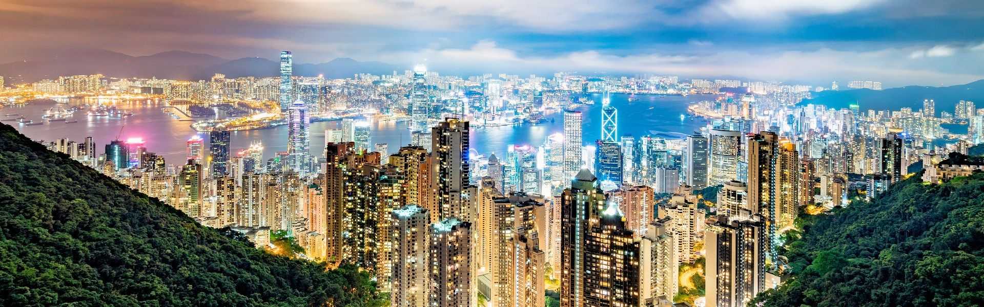 Panorama der leuchtenden Skyline von Hongkong bei Nacht