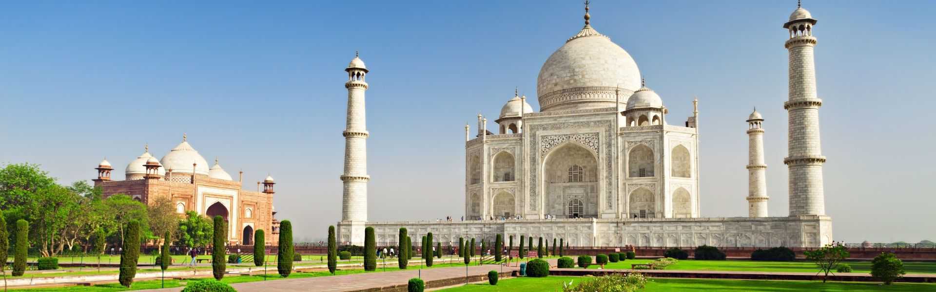 Weißes Marmormausoleum Taj Mahal mit Gartenanlage in Indien