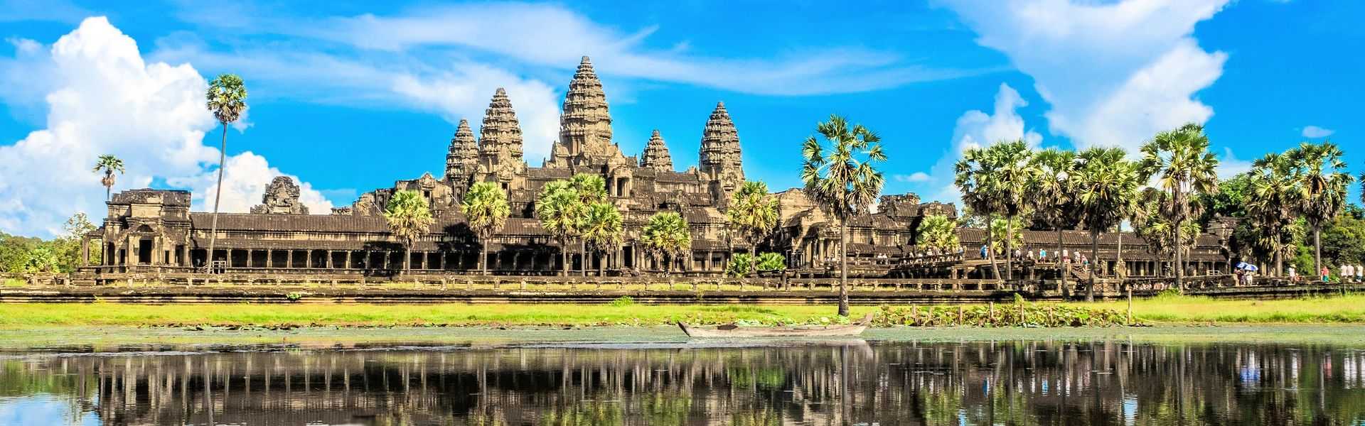 Tempel Angkor Wat mit Spiegelung im Wasser bei Tag