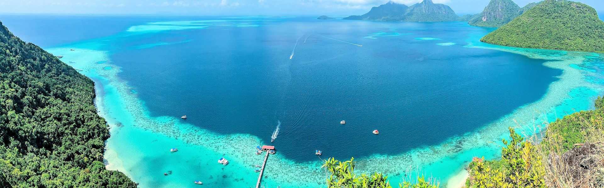 Tropische Lagune mit Kalksteinfelsen auf den Philippinen