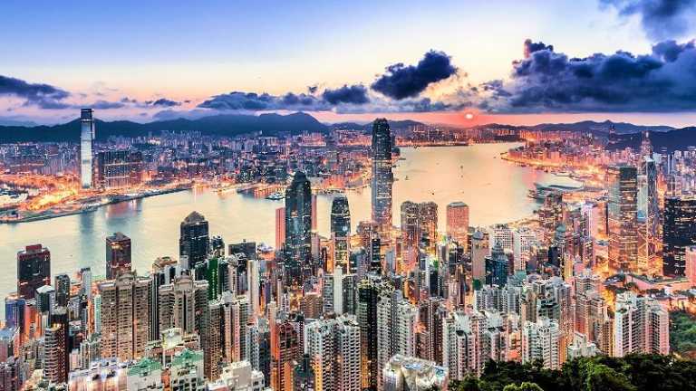 Skyline von Hongkong mit Victoria Harbour in der Dämmerung