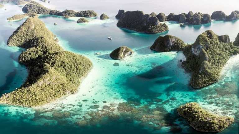 Türkisblaue Lagunen und grüne Inseln aus der Luft gesehen – Indonesiens Inselwelt
