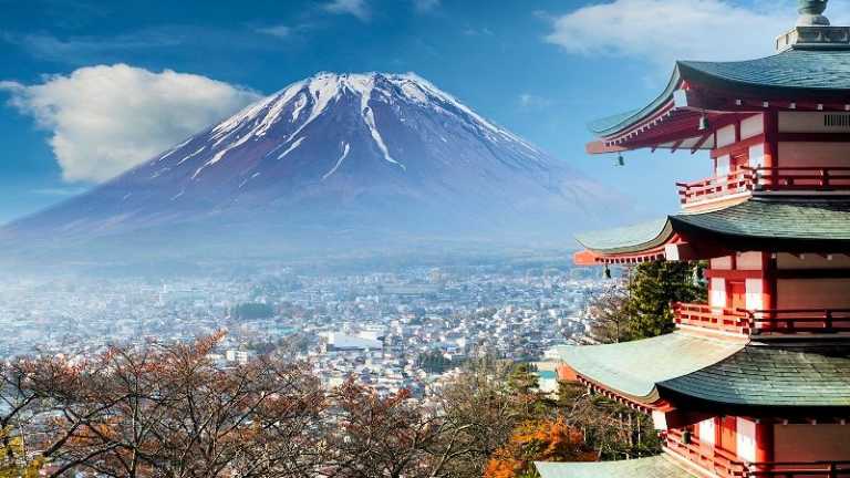 Blick auf den Fuji mit roter Pagode und Stadt im Vordergrund