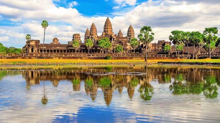 Tempelanlage Angkor Wat mit Wasserbecken und Palmen