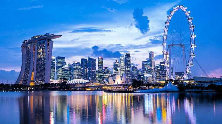 Skyline von Singapur bei Sonnenuntergang mit Marina Bay Sands und Singapore Flyer