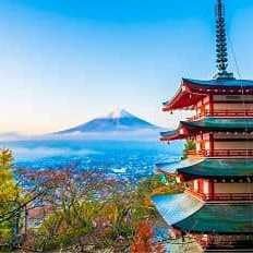 Traditionelle fünfstöckige Chureito-Pagode im Herbst mit Blick auf den schneebedeckten Mount Fuji in Japan