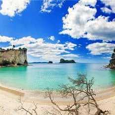 Versteckte Bucht mit Sandstrand und türkisblauem Wasser auf der Coromandel-Halbinsel