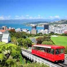 Rote historische Seilbahn in Wellington mit Blick auf Stadt und Hafen