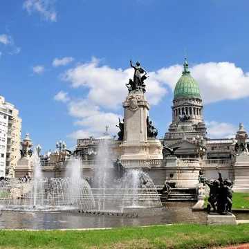 Historisches Parlamentsgebäude mit Brunnen in Buenos Aires, Argentinien