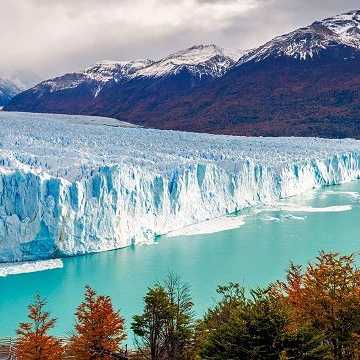 Eisiger Perito-Moreno-Gletscher mit türkisfarbenem Wasser in Patagonien