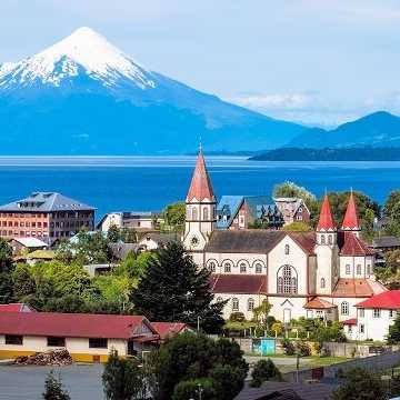 Blick auf die Stadt Puerto Varas mit dem schneebedeckten Vulkan Osorno im Hintergrund