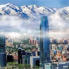 Skyline von Santiago de Chile mit schneebedeckten Anden im Hintergrund