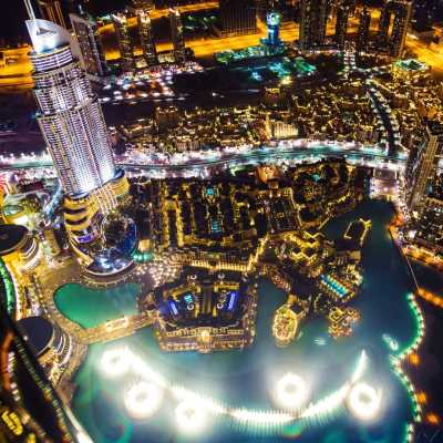 Blick auf die Dubai Fountain und Downtown Dubai bei Nacht – leuchtende Skyline mit Burj Khalifa Umgebung