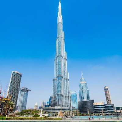 Blick auf den Burj Khalifa, das höchste Gebäude der Welt, und die Skyline von Dubai unter blauem Himmel.