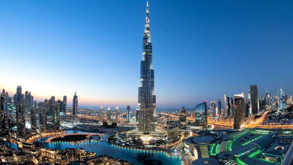 Skyline von Dubai mit dem Burj Khalifa bei Sonnenuntergang – beliebtes Ziel für Stopover oder Kombireise
