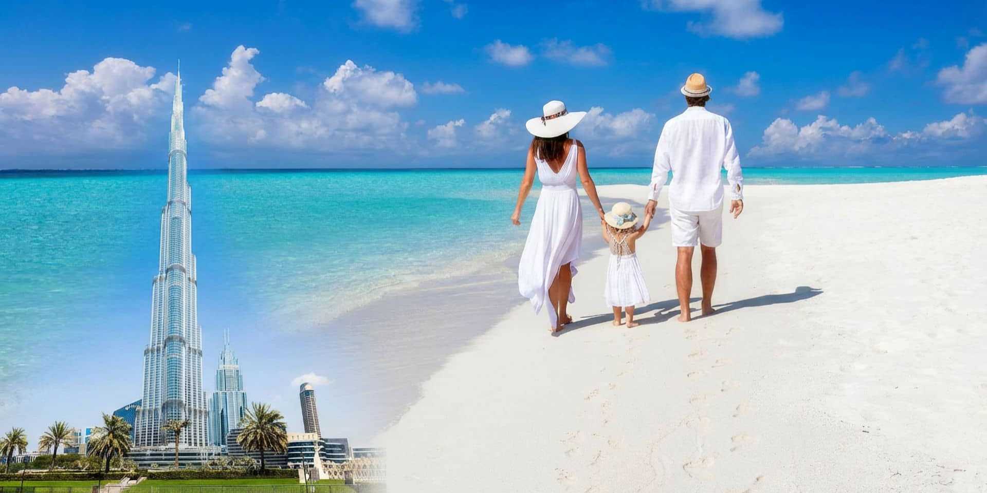 Familie in Weiß spaziert am Strand entlang mit Blick auf das türkisfarbene Meer und Dubai-Skyline