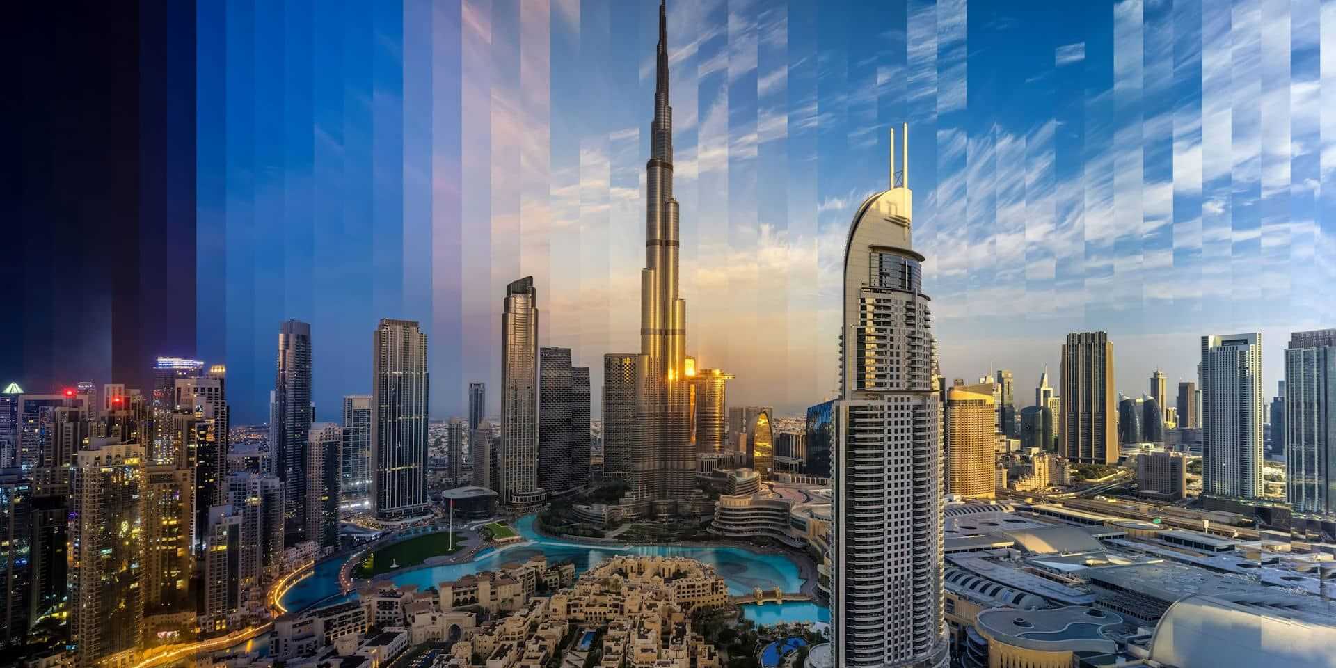 Zeitrafferaufnahme von Dubai mit Blick auf Burj Khalifa und umliegende Hochhäuser bei Tag und Nacht