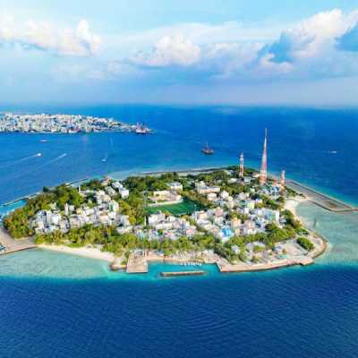 Blick auf die dicht bebaute Hauptstadt Malé mit umliegenden Inseln im Indischen Ozean