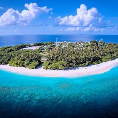 Luftaufnahme der maledivischen Insel Kamadhoo mit türkisblauem Wasser und weißem Sandstrand