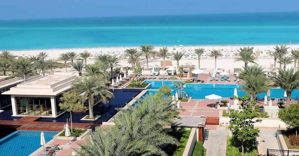 Corona Abu Dhabi - Foto von JUREBU