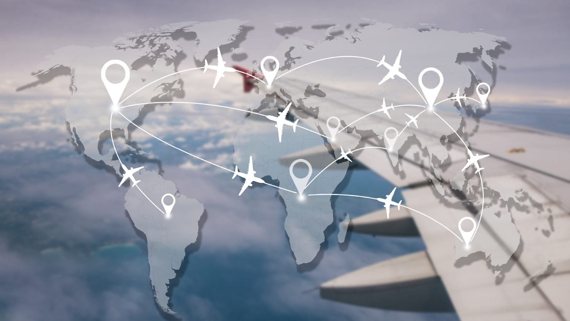 Symbolbild für globalen Flugverkehr mit vernetzter Weltkarte und Flugzeugen über einem Flugzeugflügel