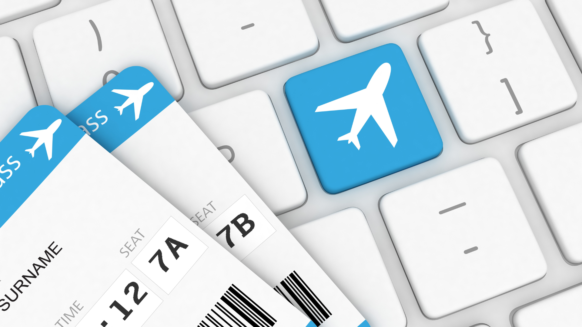 Flugtickets auf einer Computertastatur mit blauem Flugzeugsymbol – Symbolbild für Online-Flugbuchung.
