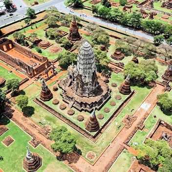 Luftaufnahme der historischen Tempelanlage in Ayutthaya