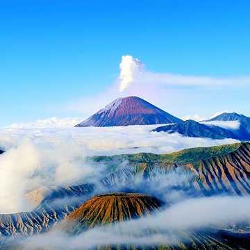 Vulkanlandschaft mit rauchendem Gipfel in Java, Indonesien