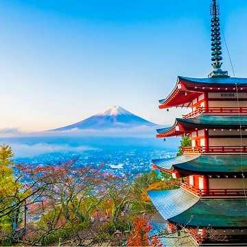 Traditionelle fünfstöckige Chureito-Pagode im Herbst mit Blick auf den schneebedeckten Mount Fuji in Japan