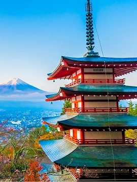 Traditionelle fünfstöckige Chureito-Pagode im Herbst mit Blick auf den schneebedeckten Mount Fuji in Japan