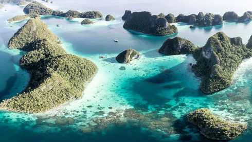 Türkisblaue Lagunen und grüne Inseln aus der Luft gesehen – Indonesiens Inselwelt