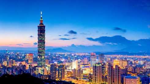 Taipei, Taiwan: Skyline mit dem Taipei 101 im Abendlicht