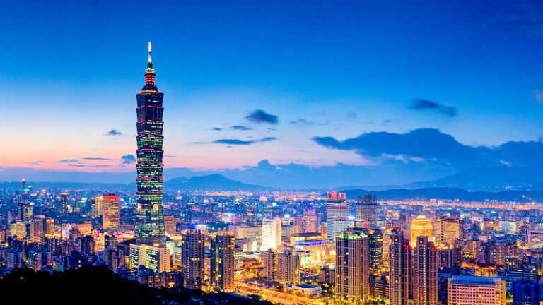 Blick auf Taipeh bei Sonnenuntergang mit Taipei 101 und Stadtlichtern