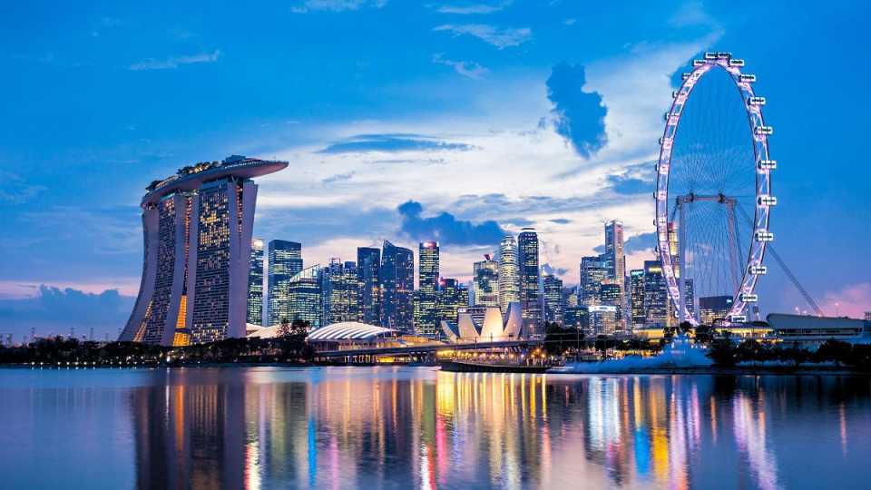 Skyline von Singapur mit Marina Bay Sands und Riesenrad – Stopover oder Startpunkt einer Asien Kombireise