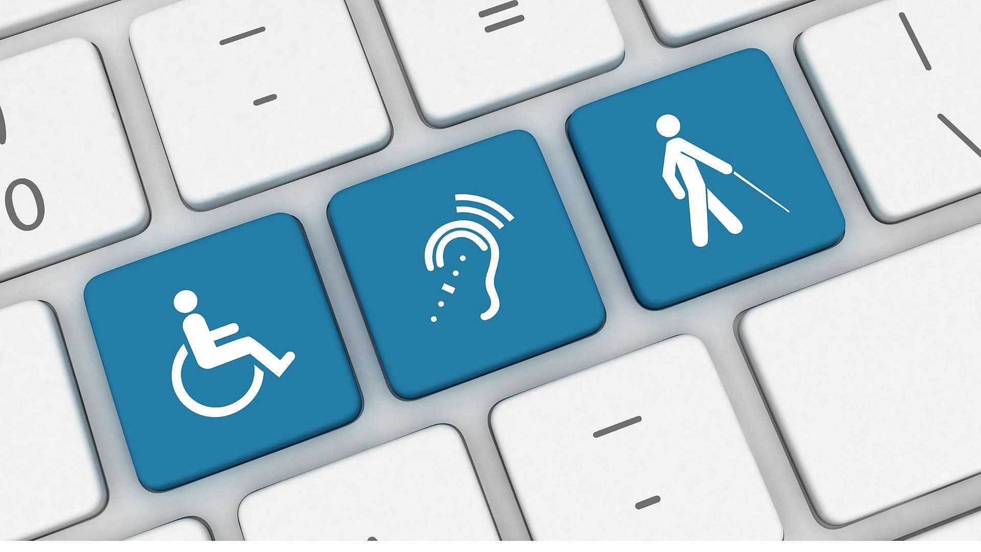 Drei Tastaturtasten mit Symbolen für Barrierefreiheit: Rollstuhl, Hörbehinderung, Sehbehinderung mit Blindenstock