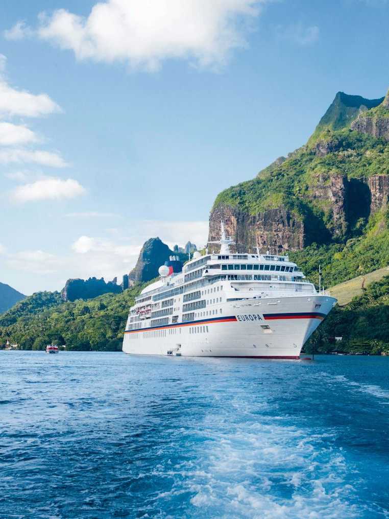Luxus-Kreuzfahrt mit der MS Europa – Hapag Lloyd Kreuzfahrten buchen MS Europa von Hapag Lloyd Kreuzfahrten in einer atemberaubenden Bucht von Moorea umgeben von grünen Bergen
