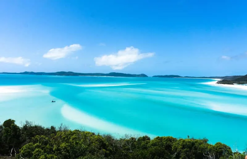 Luxus-Kombireise Australien: Spektakuläres türkisfarbenes Wasser und weiße Sandbänke am Whitehaven Beach bei Hamilton Island – Naturerlebnis für Weltentdecker.
