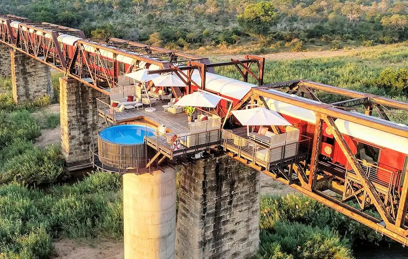 Luxus-Kombireise Südafrika: Der luxuriöse Kruger Shalati Zug auf der Selati-Brücke mit Aussichtsplattform und Pool über dem Sabie-Fluss – einzigartiges JUREBU Safari-Erlebnis.