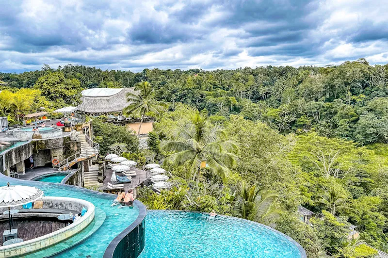 Exklusive Bali Kombireise -Luxus-Resort mit Infinity-Pool inmitten von sattgrünem tropischem Dschungel