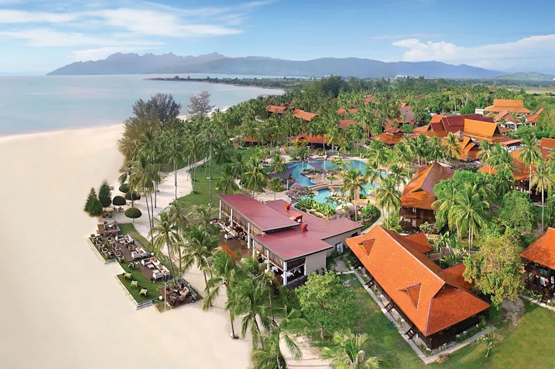 Luxus Reiseziel Malaysia - exklusives Strandresort auf Langkawi mit Palmen und weißem Sandstrand am Meer