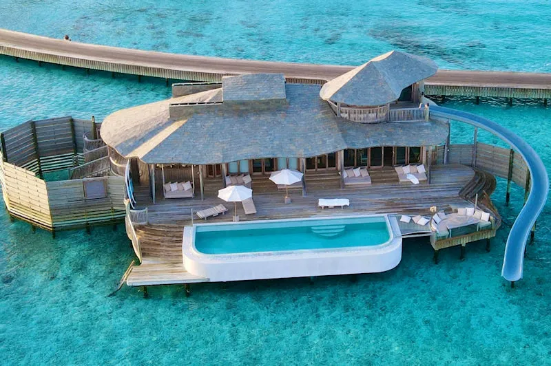 Exklusive Malediven Kombireise Luxus-Wasserbungalow über türkisblauer Lagune aus der Vogelperspektive