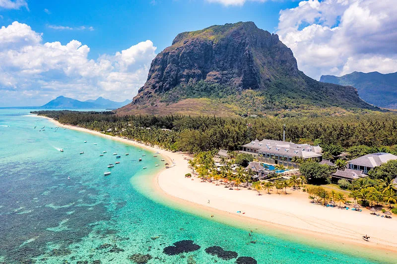 Luxusreise Mauritius Le Morne Brabant Berg mit exklusivem Strandresort und türkisblauem Indischen Ozean