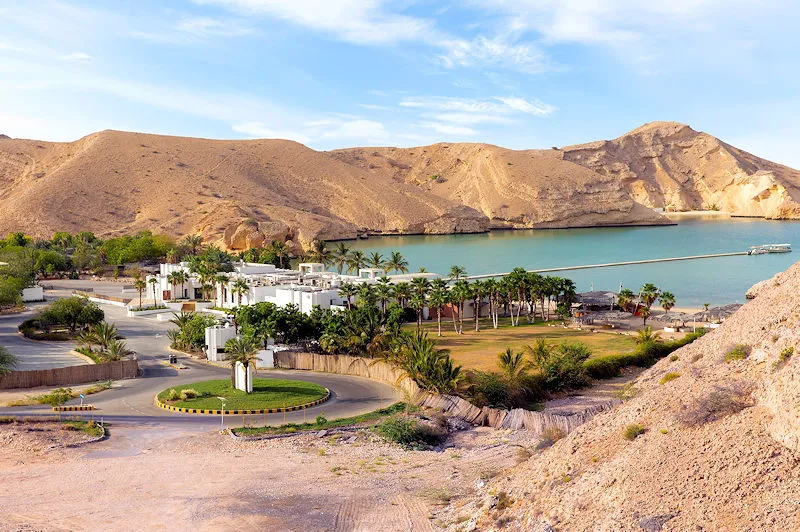 Oman Luxus Kombireise exklusives Resort in einer Bucht zwischen schroffen Bergen und kristallklarem Wasser